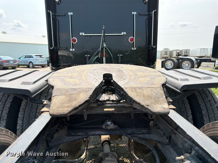 image for item FK3298 2016 Peterbilt 389 semi truck