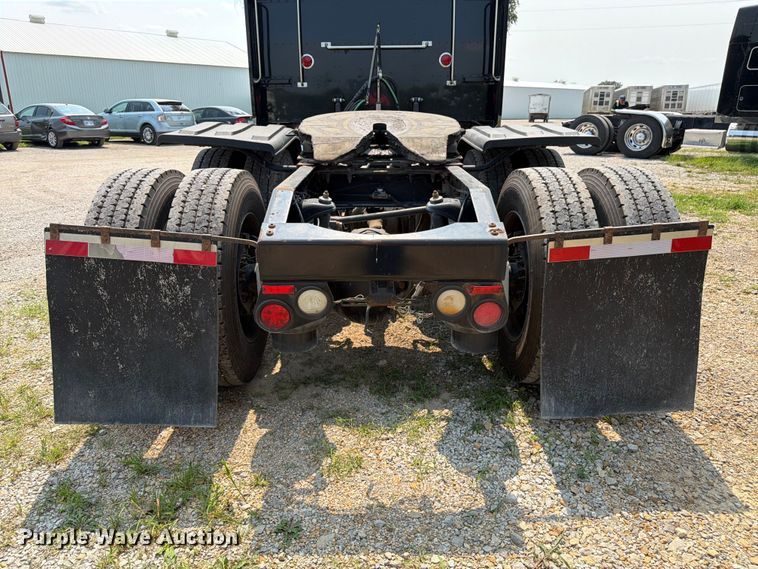 image for item FK3298 2016 Peterbilt 389 semi truck