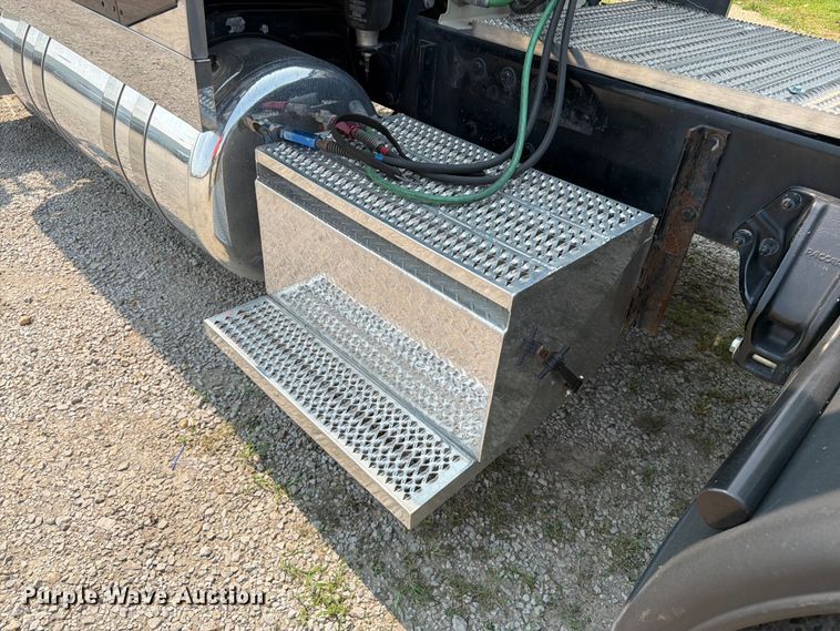 image for item FK3298 2016 Peterbilt 389 semi truck