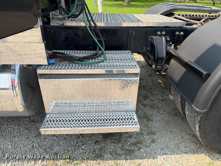 image for item FK3298 2016 Peterbilt 389 semi truck