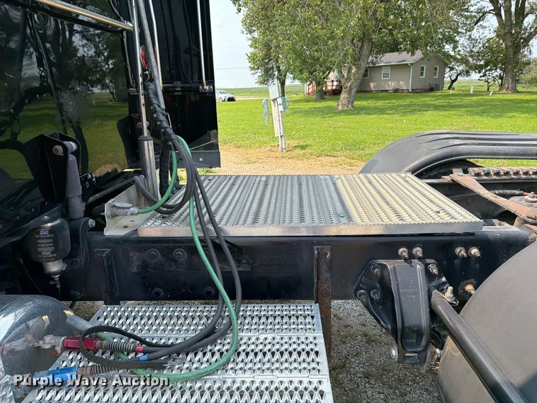 image for item FK3298 2016 Peterbilt 389 semi truck