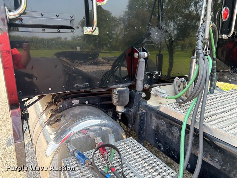 image for item FK3298 2016 Peterbilt 389 semi truck