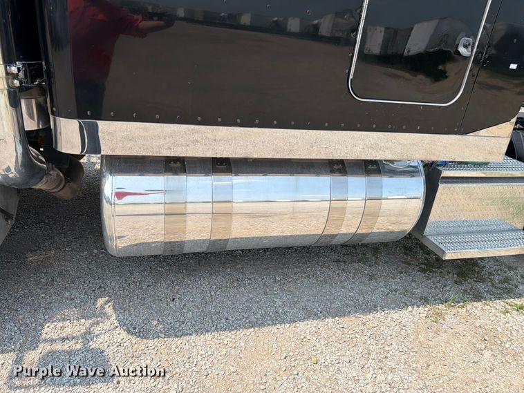 image for item FK3298 2016 Peterbilt 389 semi truck