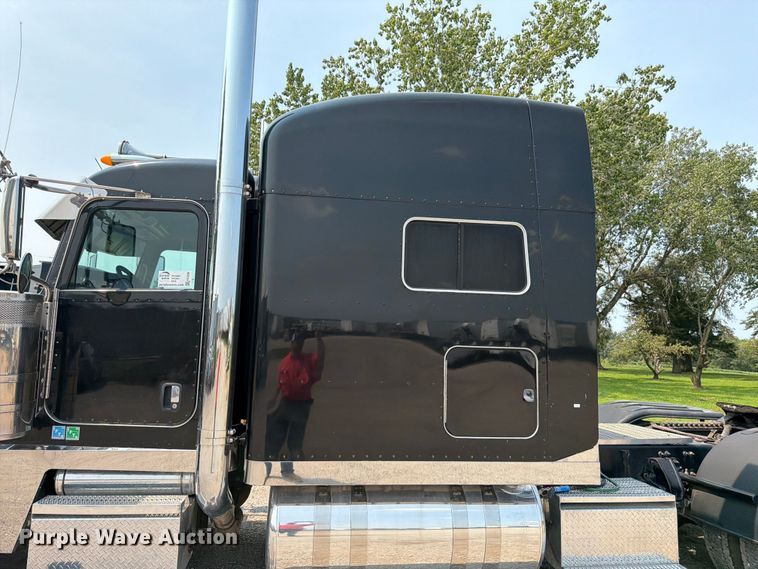 image for item FK3298 2016 Peterbilt 389 semi truck