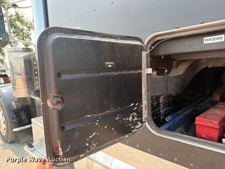 image for item FK3298 2016 Peterbilt 389 semi truck