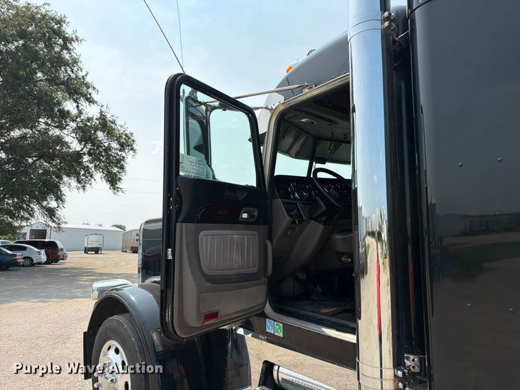 image for item FK3298 2016 Peterbilt 389 semi truck
