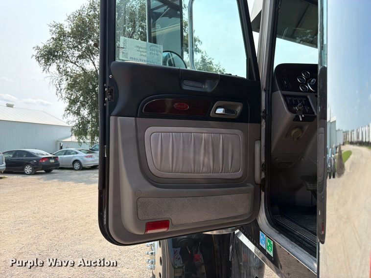 image for item FK3298 2016 Peterbilt 389 semi truck