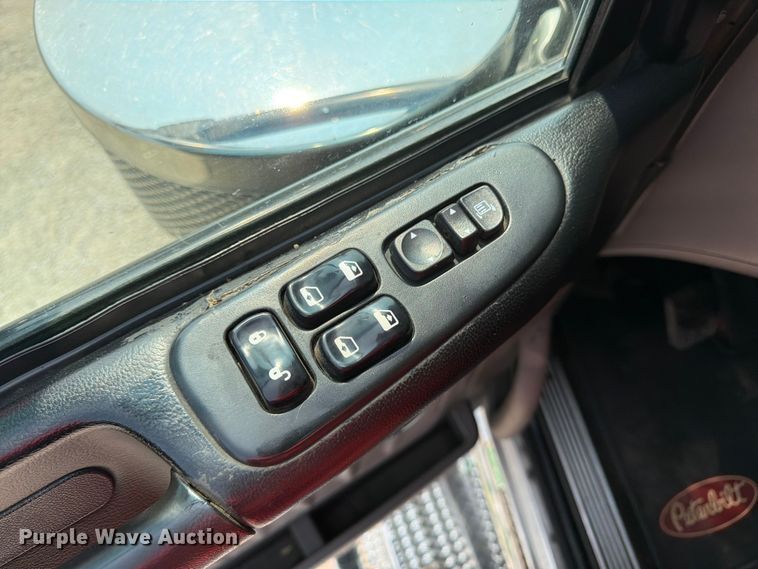 image for item FK3298 2016 Peterbilt 389 semi truck