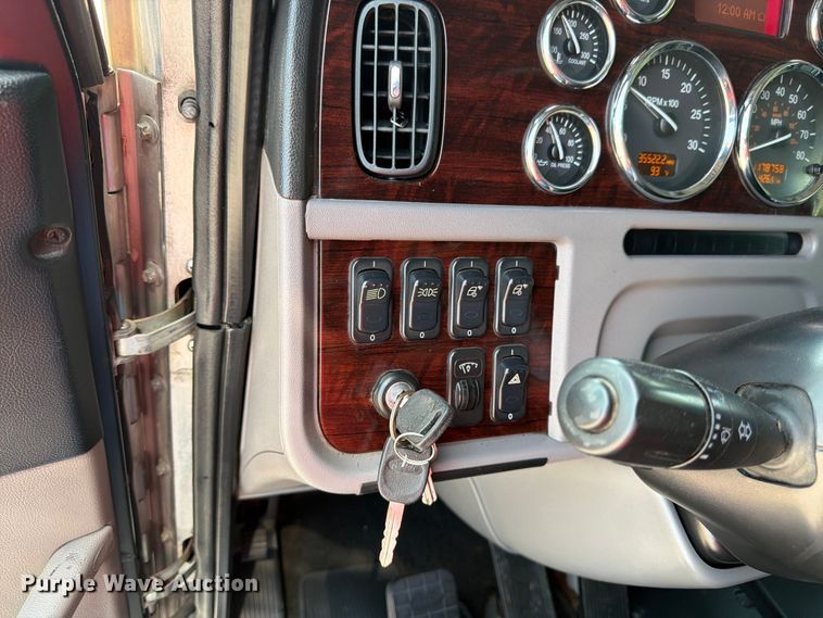image for item FK3298 2016 Peterbilt 389 semi truck