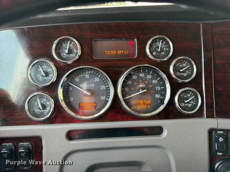 image for item FK3298 2016 Peterbilt 389 semi truck