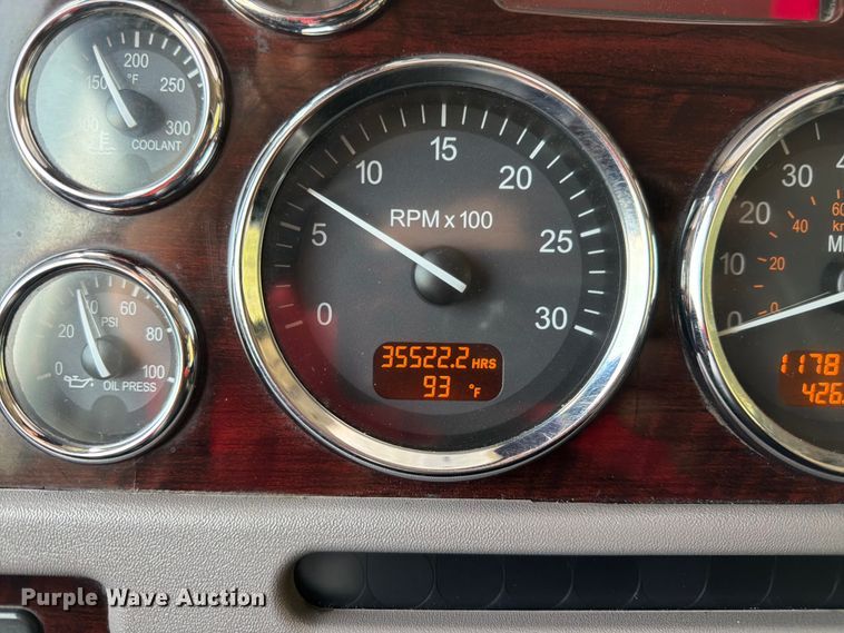image for item FK3298 2016 Peterbilt 389 semi truck