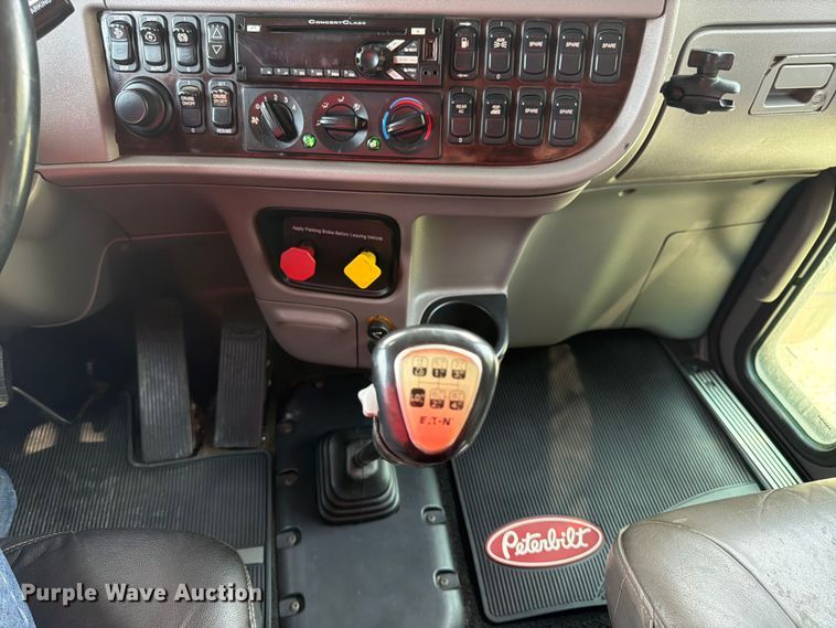 image for item FK3298 2016 Peterbilt 389 semi truck