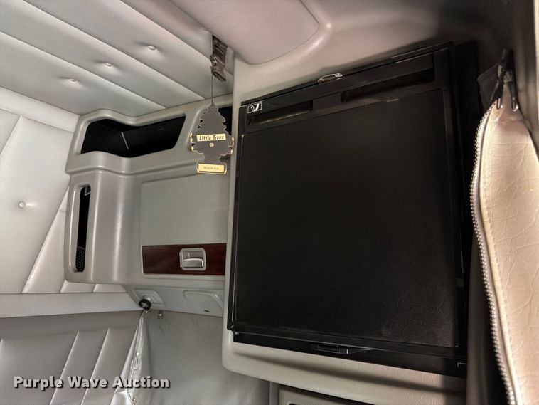 image for item FK3298 2016 Peterbilt 389 semi truck
