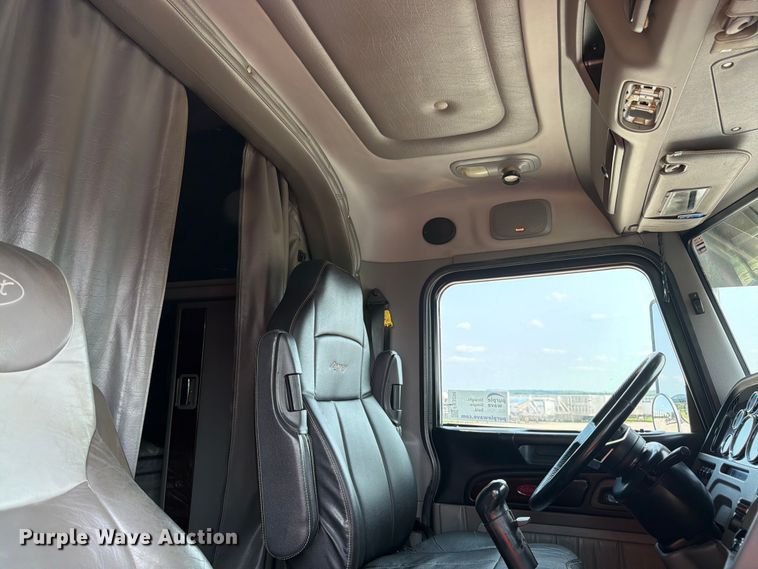 image for item FK3298 2016 Peterbilt 389 semi truck