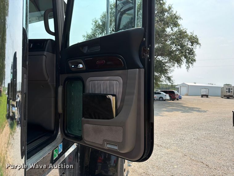 image for item FK3298 2016 Peterbilt 389 semi truck