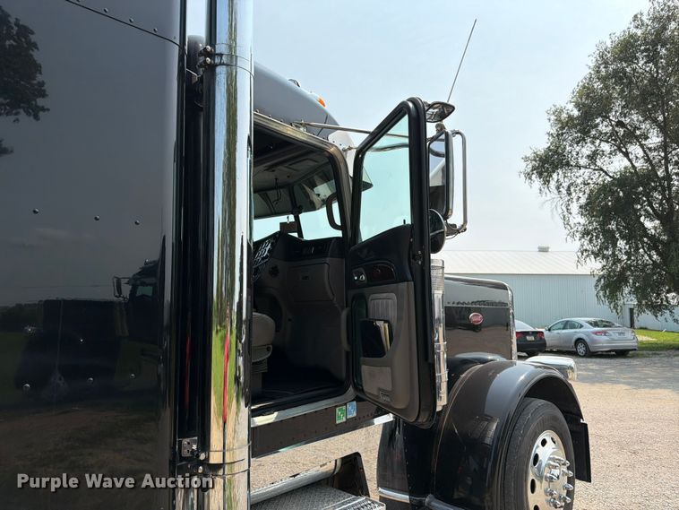 image for item FK3298 2016 Peterbilt 389 semi truck