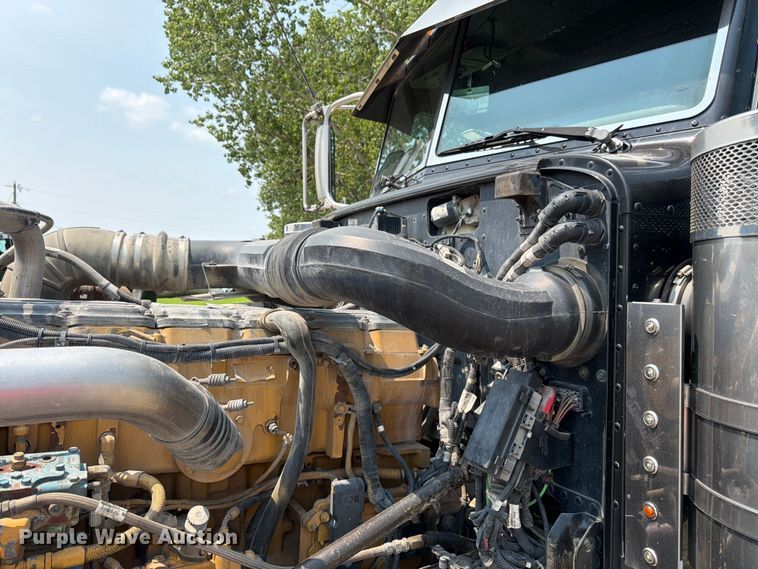 image for item FK3298 2016 Peterbilt 389 semi truck