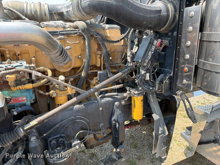 image for item FK3298 2016 Peterbilt 389 semi truck