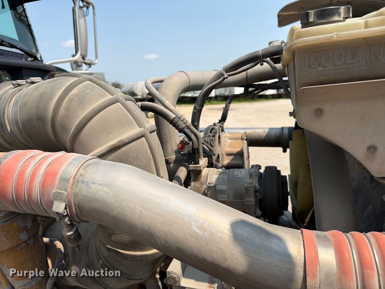 image for item FK3298 2016 Peterbilt 389 semi truck