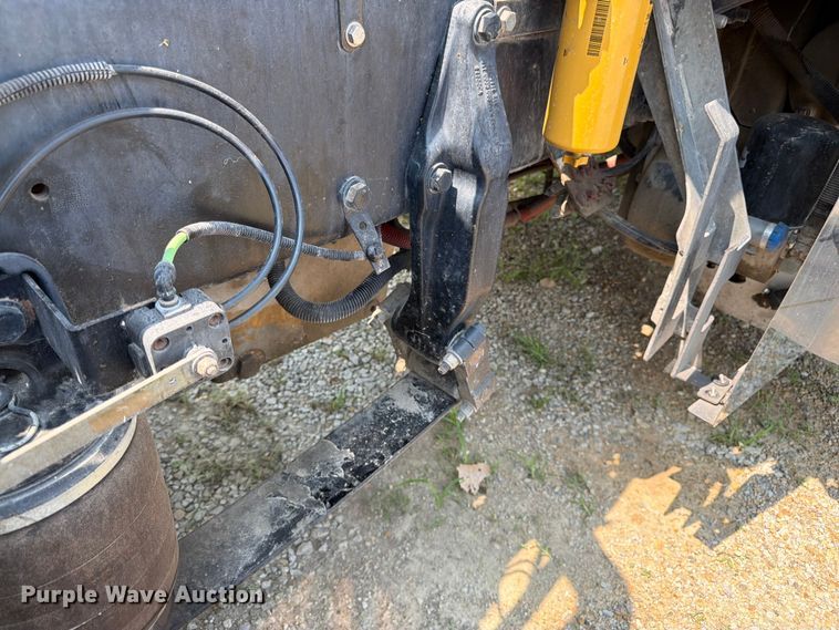 image for item FK3298 2016 Peterbilt 389 semi truck