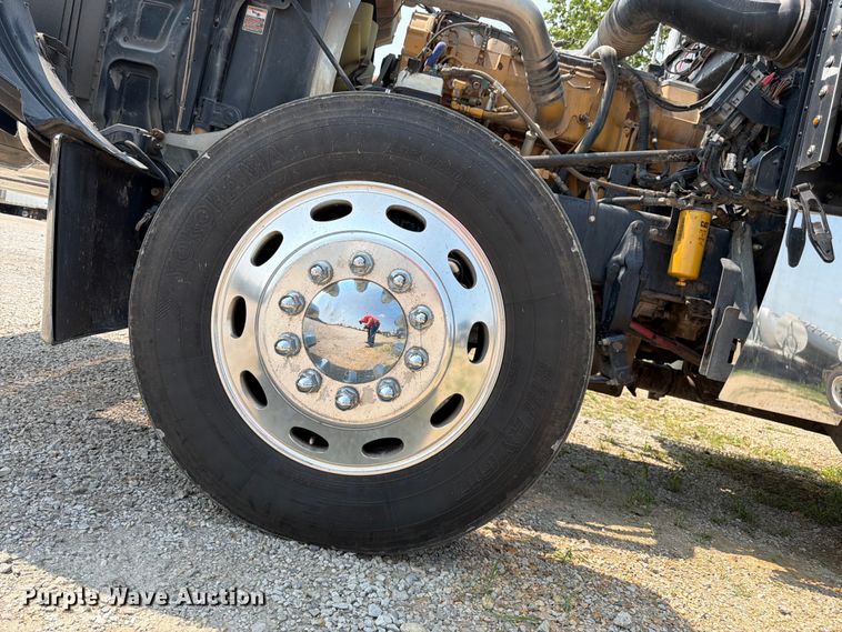 image for item FK3298 2016 Peterbilt 389 semi truck