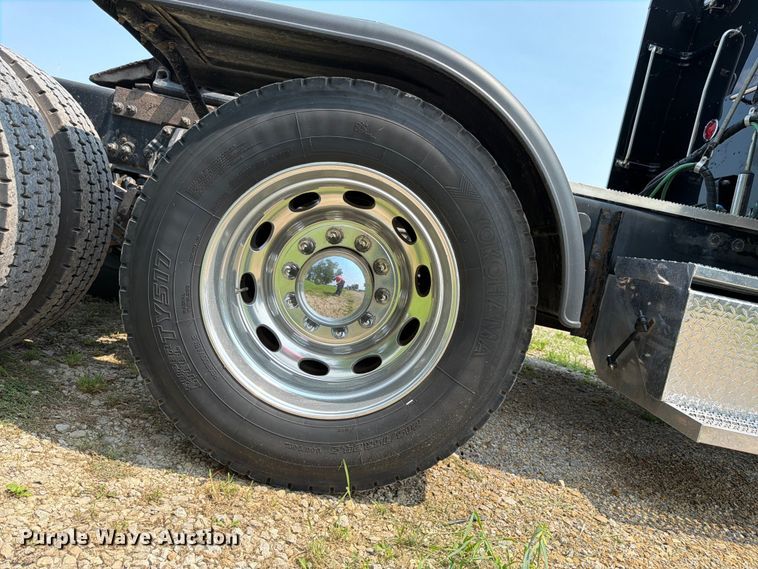 image for item FK3298 2016 Peterbilt 389 semi truck