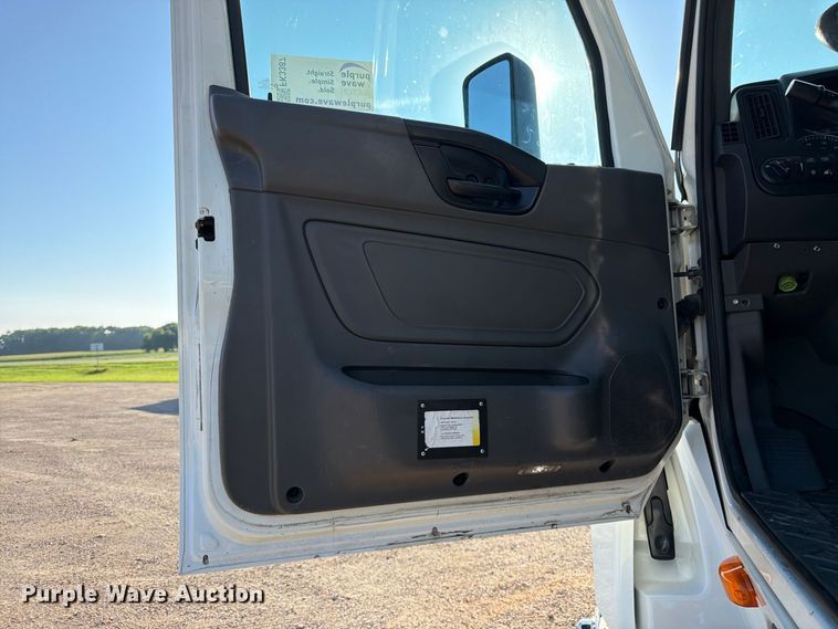 image for item FK3387 2019 International LT625 semi truck