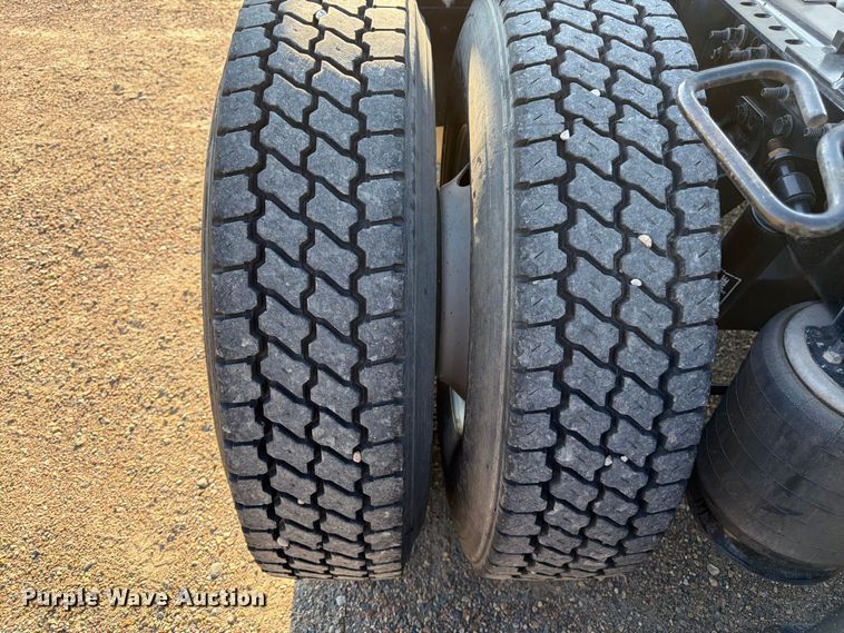 image for item FK3387 2019 International LT625 semi truck
