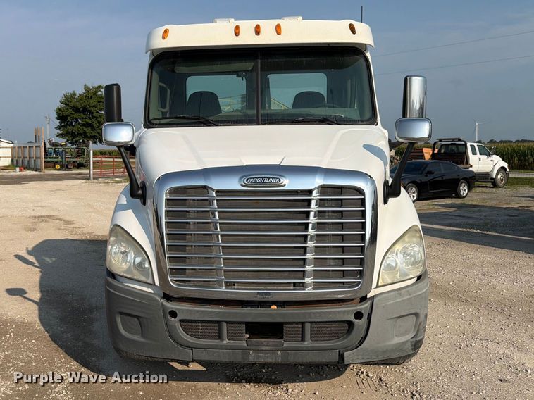 image for item FK4106 2016 Freightliner Cascadia semi truck