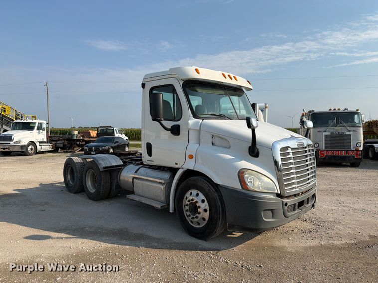 image for item FK4106 2016 Freightliner Cascadia semi truck