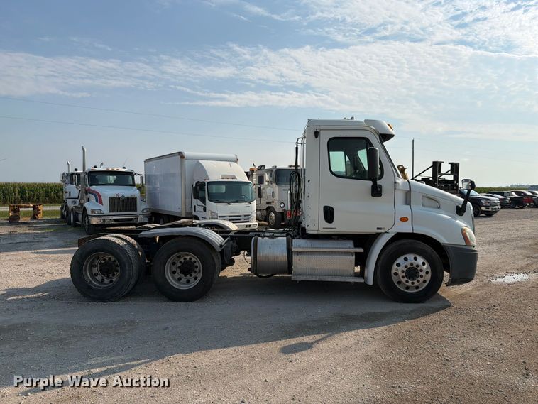 image for item FK4106 2016 Freightliner Cascadia semi truck