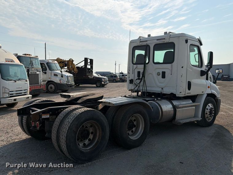 image for item FK4106 2016 Freightliner Cascadia semi truck
