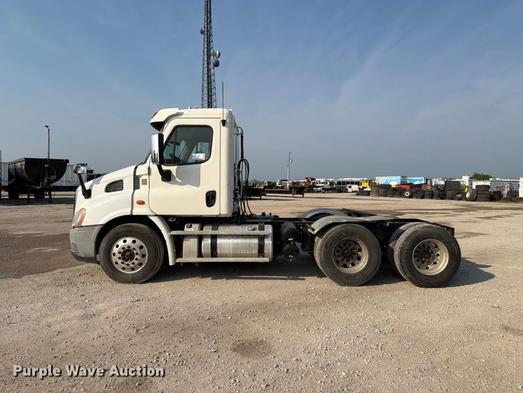 image for item FK4106 2016 Freightliner Cascadia semi truck