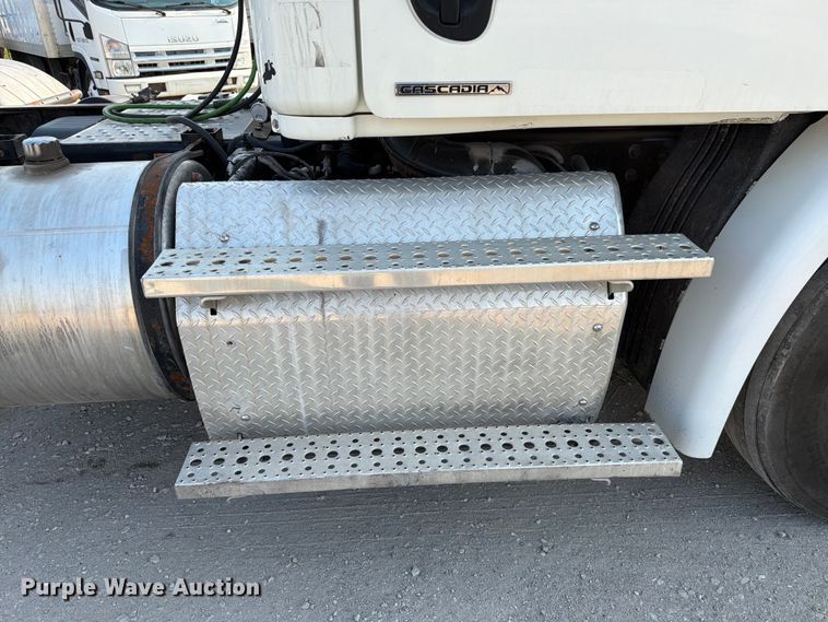 image for item FK4106 2016 Freightliner Cascadia semi truck