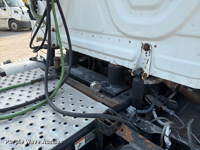 image for item FK4106 2016 Freightliner Cascadia semi truck