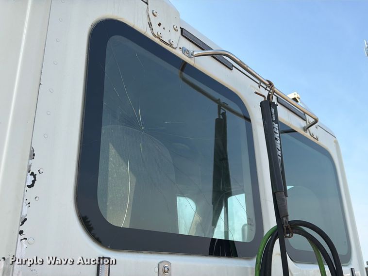 image for item FK4106 2016 Freightliner Cascadia semi truck