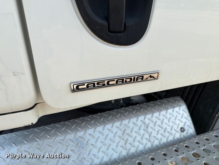 image for item FK4106 2016 Freightliner Cascadia semi truck