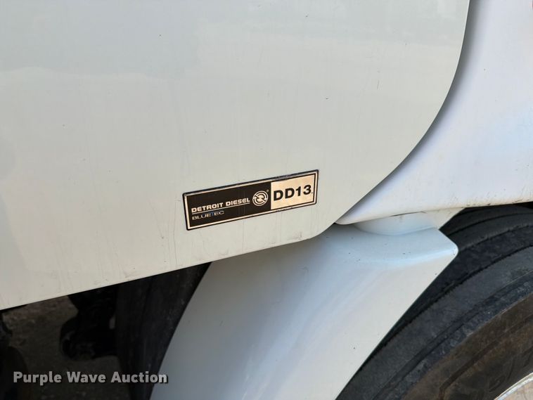 image for item FK4106 2016 Freightliner Cascadia semi truck