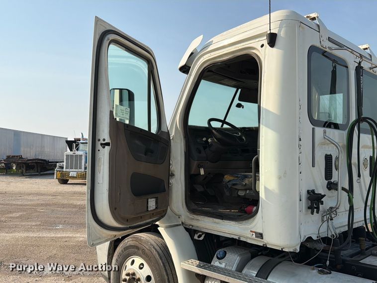 image for item FK4106 2016 Freightliner Cascadia semi truck