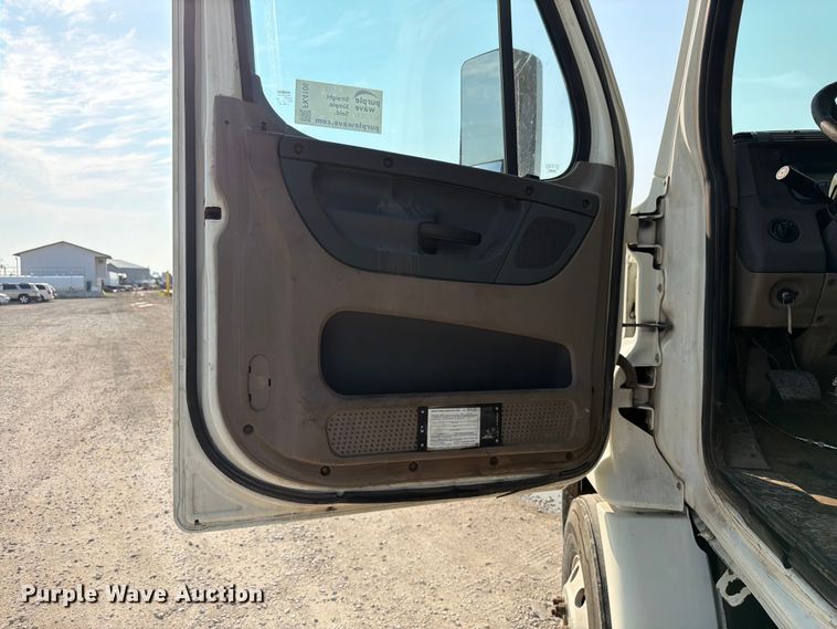image for item FK4106 2016 Freightliner Cascadia semi truck