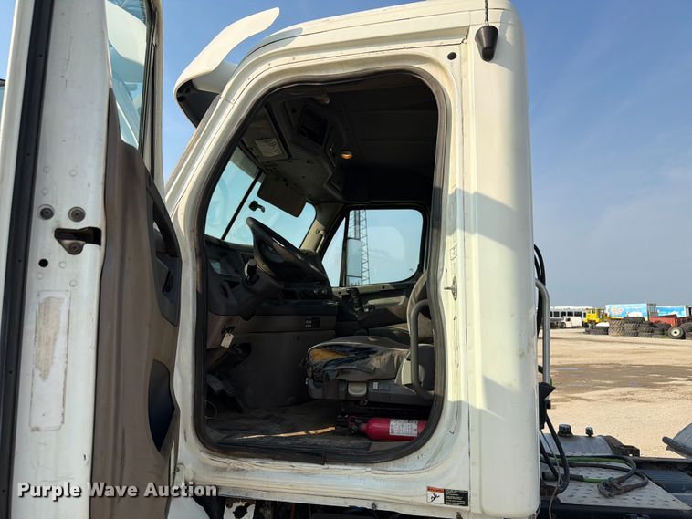 image for item FK4106 2016 Freightliner Cascadia semi truck