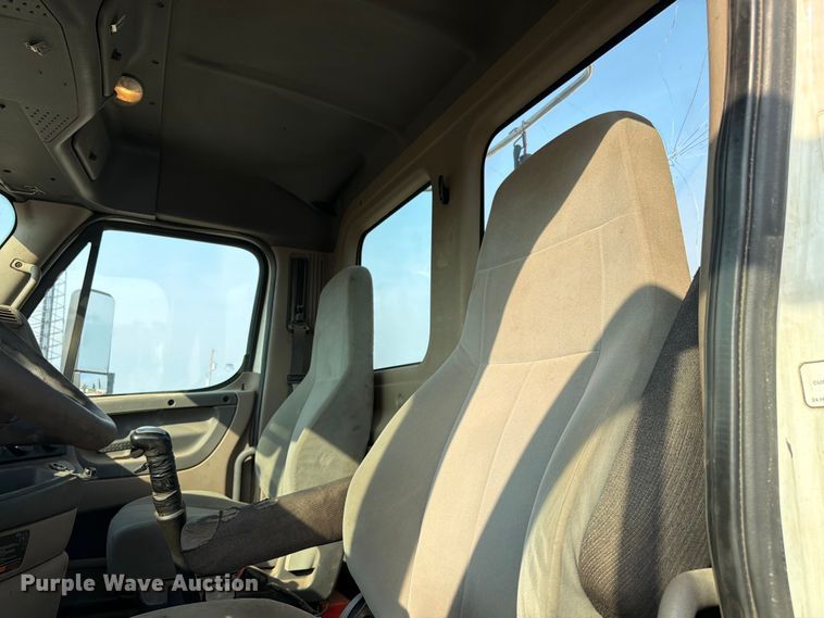 image for item FK4106 2016 Freightliner Cascadia semi truck