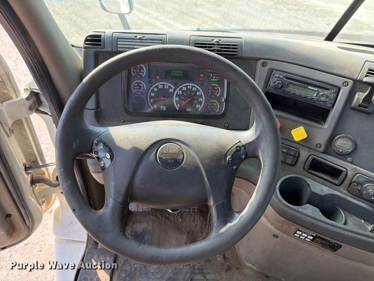 image for item FK4106 2016 Freightliner Cascadia semi truck