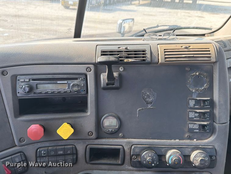 image for item FK4106 2016 Freightliner Cascadia semi truck