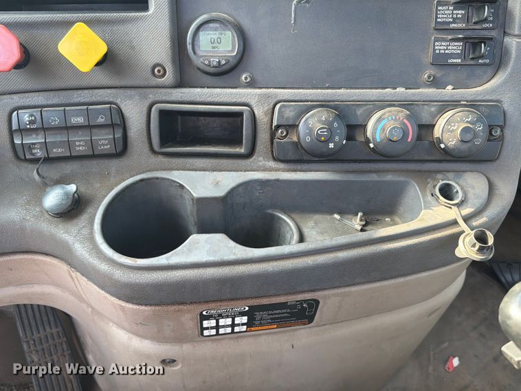image for item FK4106 2016 Freightliner Cascadia semi truck