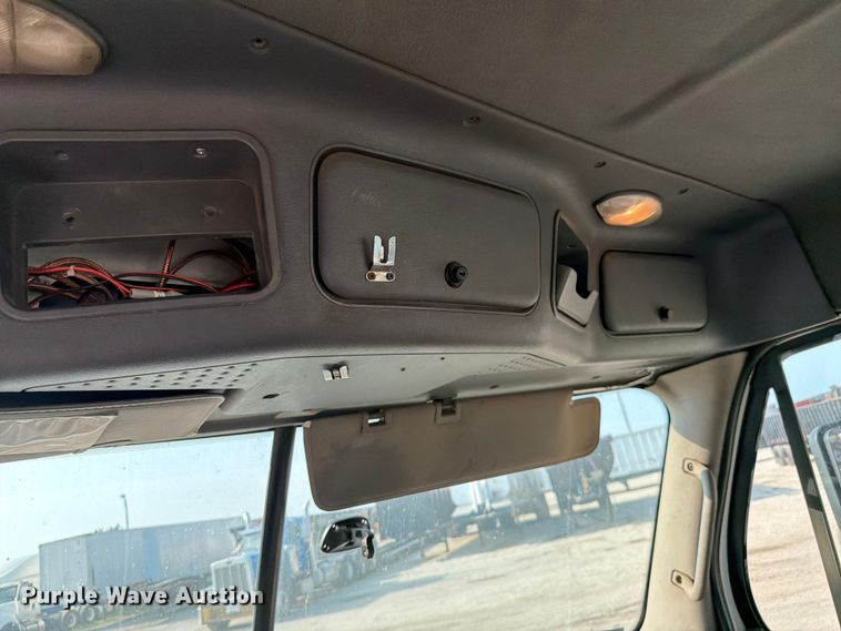 image for item FK4106 2016 Freightliner Cascadia semi truck