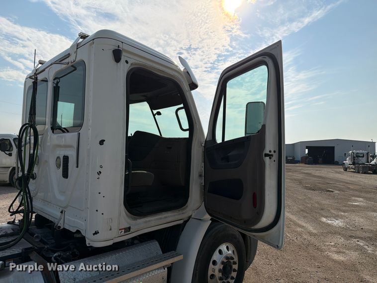 image for item FK4106 2016 Freightliner Cascadia semi truck