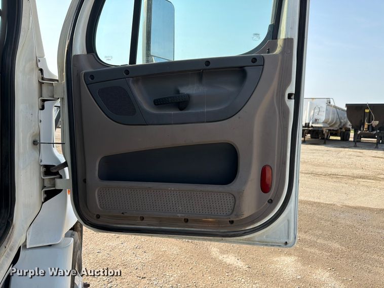 image for item FK4106 2016 Freightliner Cascadia semi truck