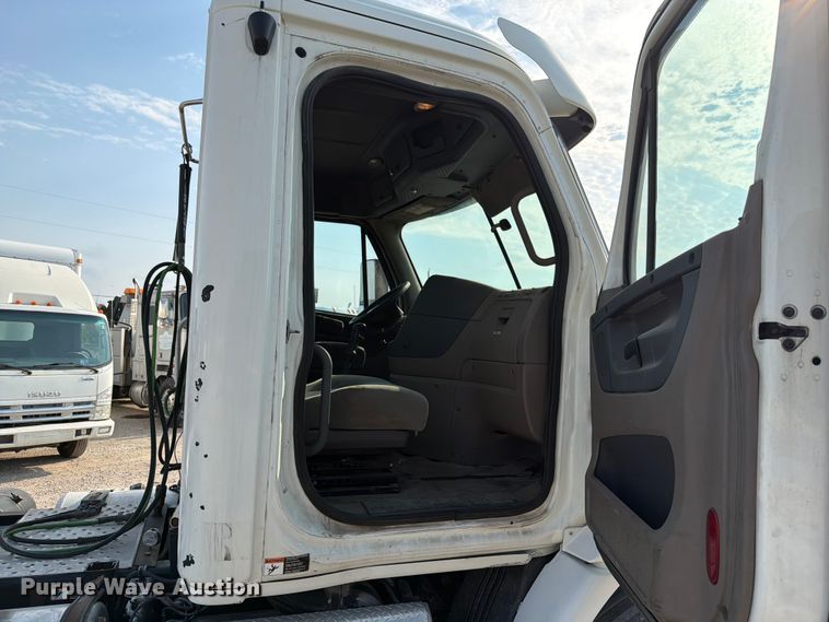 image for item FK4106 2016 Freightliner Cascadia semi truck