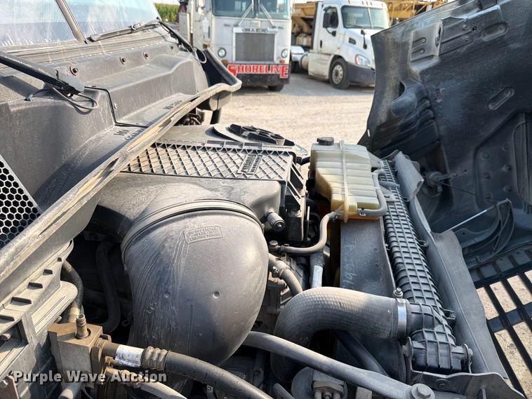 image for item FK4106 2016 Freightliner Cascadia semi truck